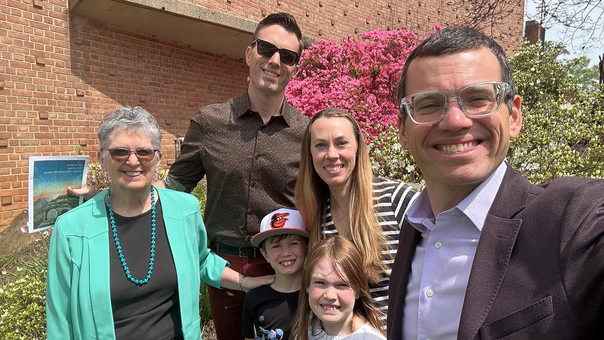 Scott’s wife, children, brother and mother smile for a selfie.